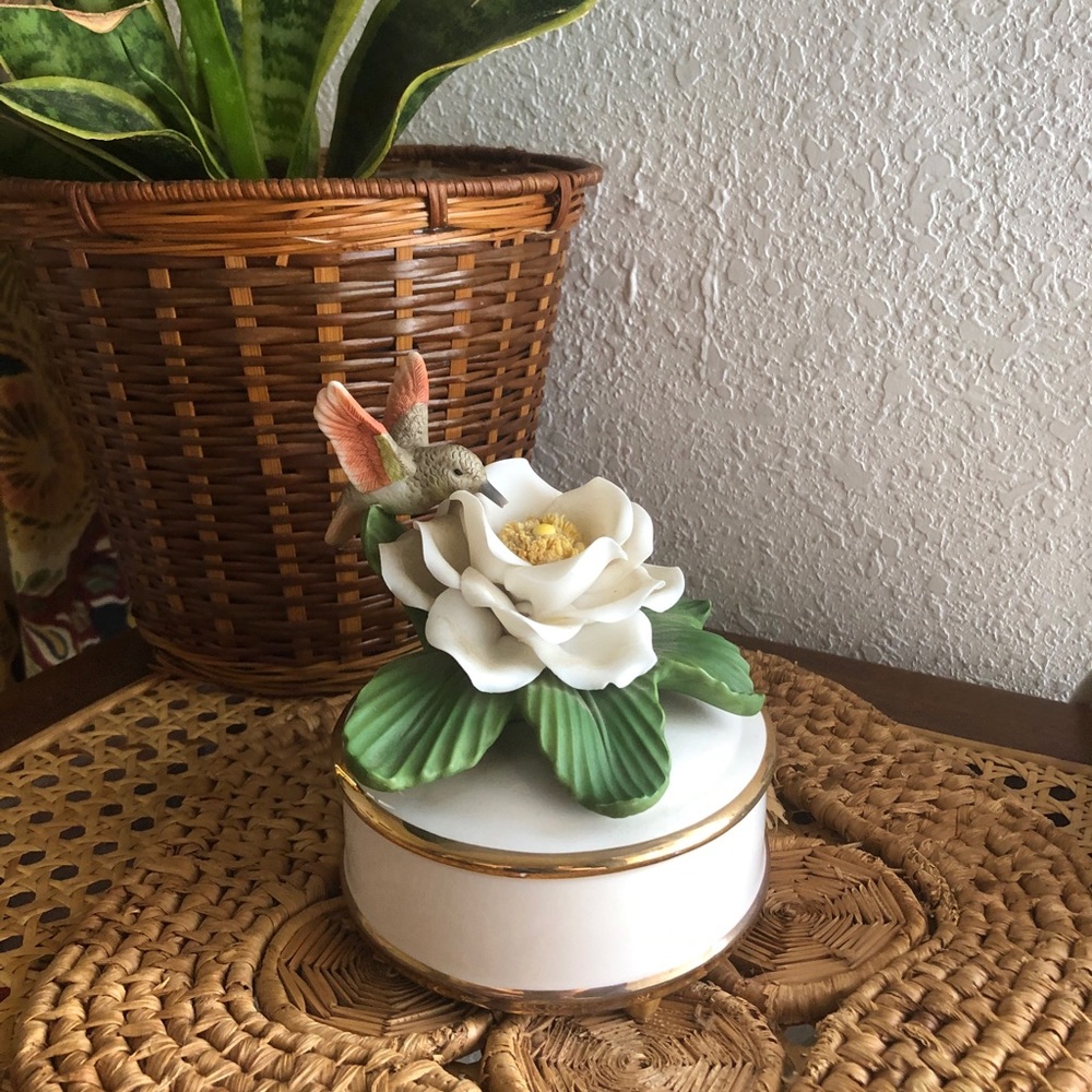 Hummingbird on Gardenia Porcelain Teleflora Music Box - Picture 1 of 11